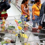 250 gandolas con productos están paradas en la frontera