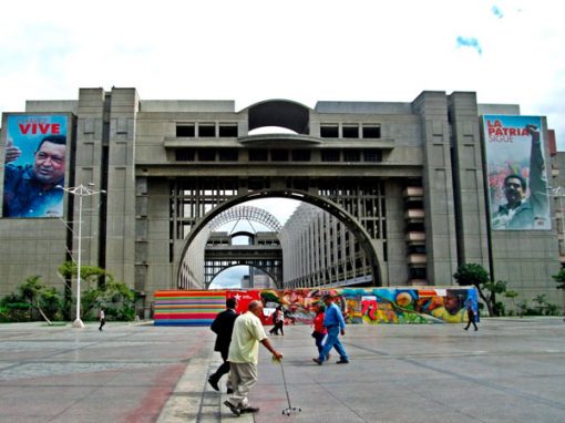 Denuncian uso de espacios públicos para proselitismo político