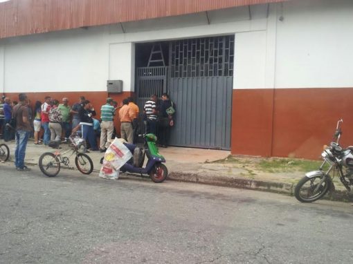 Los suplicios para conseguir alimentos en el país