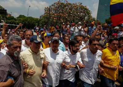 Los parlamentarios se fueron a las calles