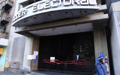 Diputados madrugan en la sede del CNE para rechazar la ANC