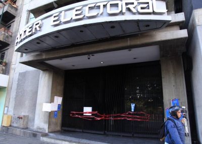 Diputados madrugan en la sede del CNE para rechazar la ANC