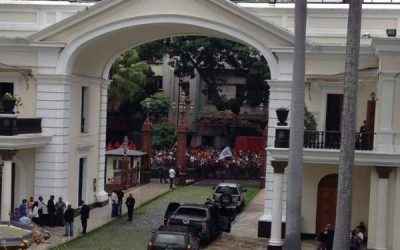 Grupos violentos intentaron ingresar al Palacio Legislativo