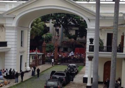 Grupos violentos intentaron ingresar al Palacio Legislativo