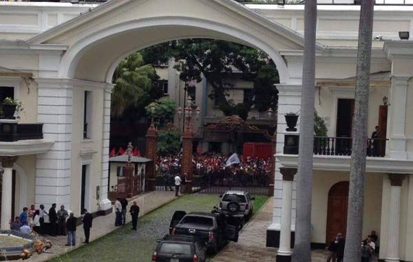 Grupos violentos intentaron ingresar al Palacio Legislativo