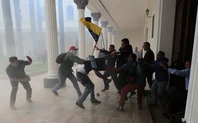 Grupos oficialistas asaltaron el Parlamento y agredieron a diputados
