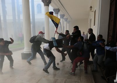 Grupos oficialistas asaltaron el Parlamento y agredieron a diputados