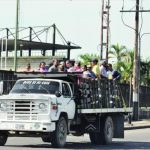 Cóctel de malas políticas públicas pone al borde del colapso el transporte público