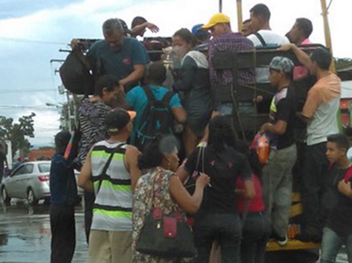 Como el ganado al matadero se trasladan carabobeños por falta de transporte público