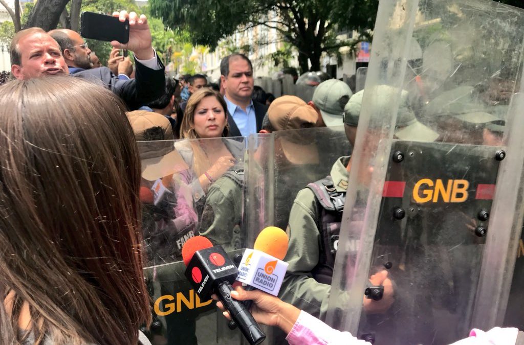 Guardia Nacional Bolivariana agredió a periodistas y diputados en la Asamblea Nacional