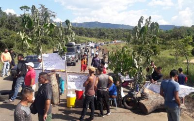 Por comida, medicinas y contra el hostigamiento pemones cierran el paso hacia la frontera con Brasil