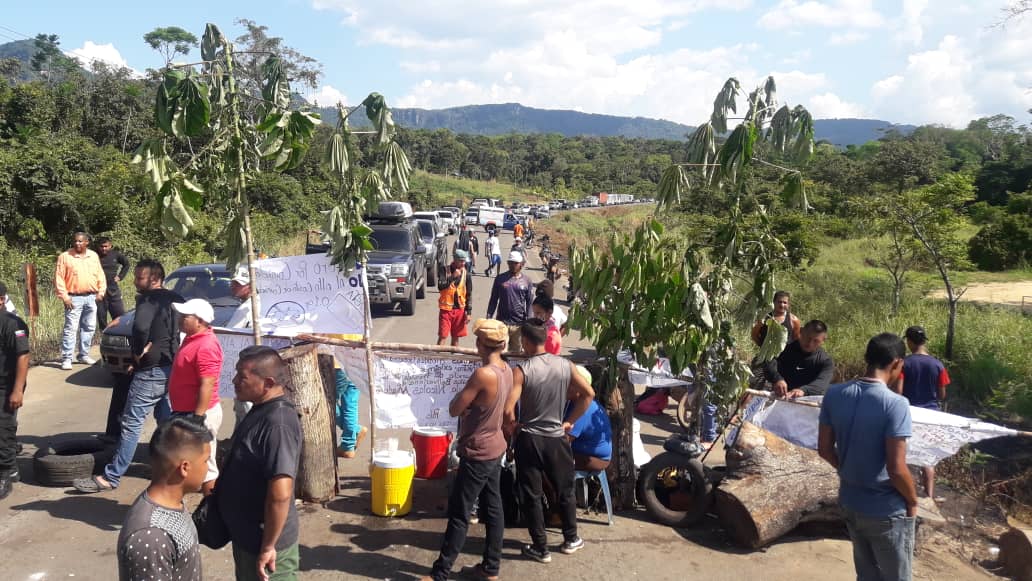 Por comida, medicinas y contra el hostigamiento pemones cierran el paso hacia la frontera con Brasil