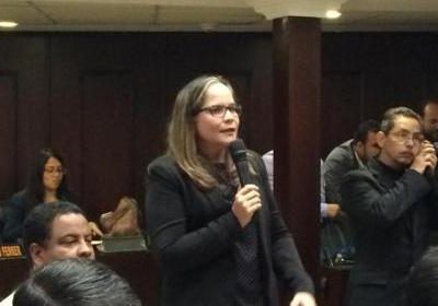 Periodistas logran ingresar nuevamente al Palacio Federal Legislativo con ayuda de los diputados